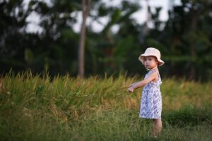 子どもが熱中症になる危険を防ぐための帽子とあご紐の重要性は？