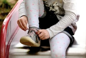 子どもを抱っこ紐で抱っこする際の熱中症予防に効果的な保冷剤の位置は？